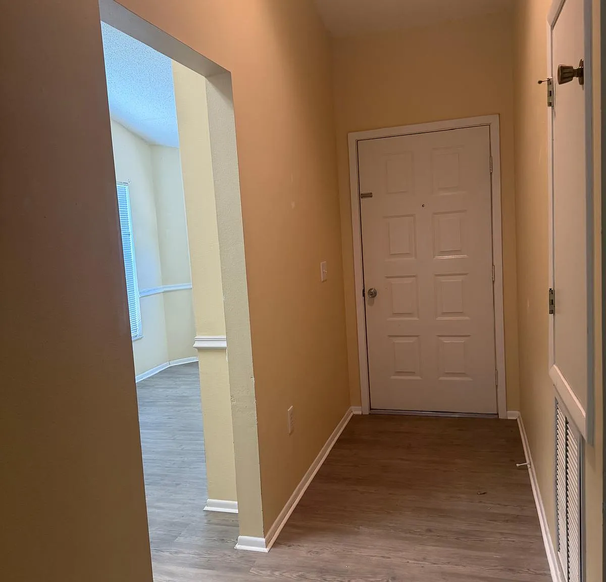 3 bed, 1369 sqft, $2,200 — Photo 4