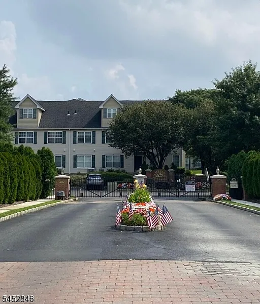 220 Cambridge Ct