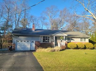 8 Quevic Dr, Saratoga Springs, NY 12866