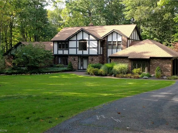 10554 Hemlock Ridge Dr, Chardon, OH 44024