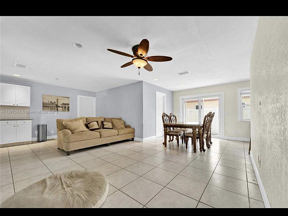 3rd image of 302 SW 34th Ave