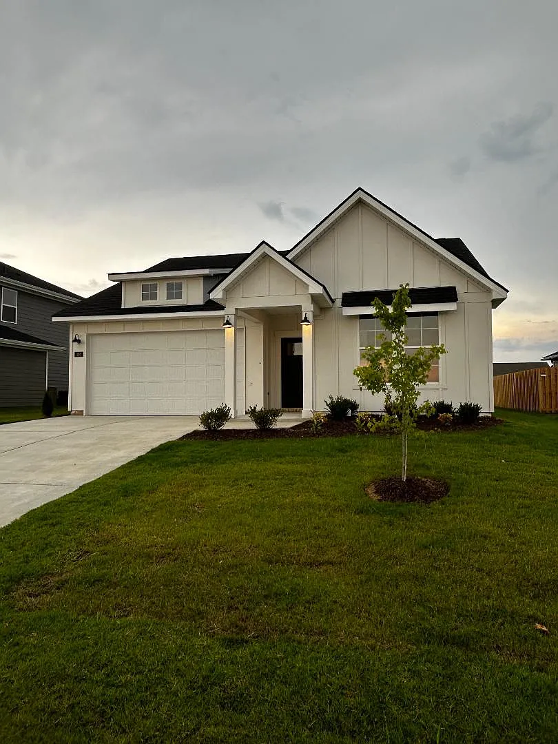105 Alberta Harris Dr — Photo 1