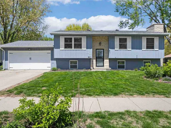 1922 Grantwood Dr, Iowa City, IA 52240