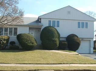 38 Burton Ave, Plainview, NY 11803