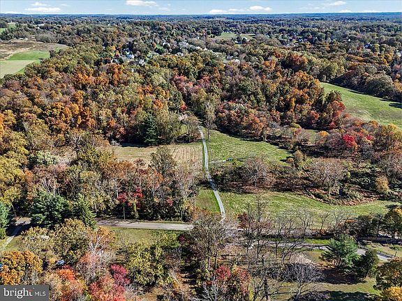 3rd image of 202 Creek Rd