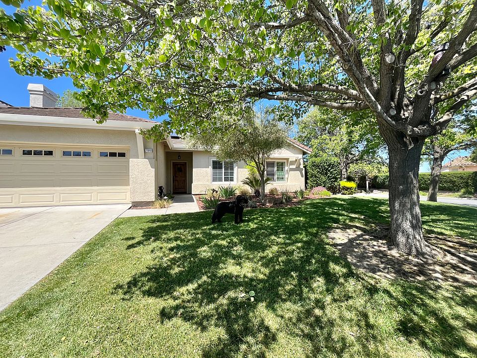 Front yard, 2 car garage, mature landscaping