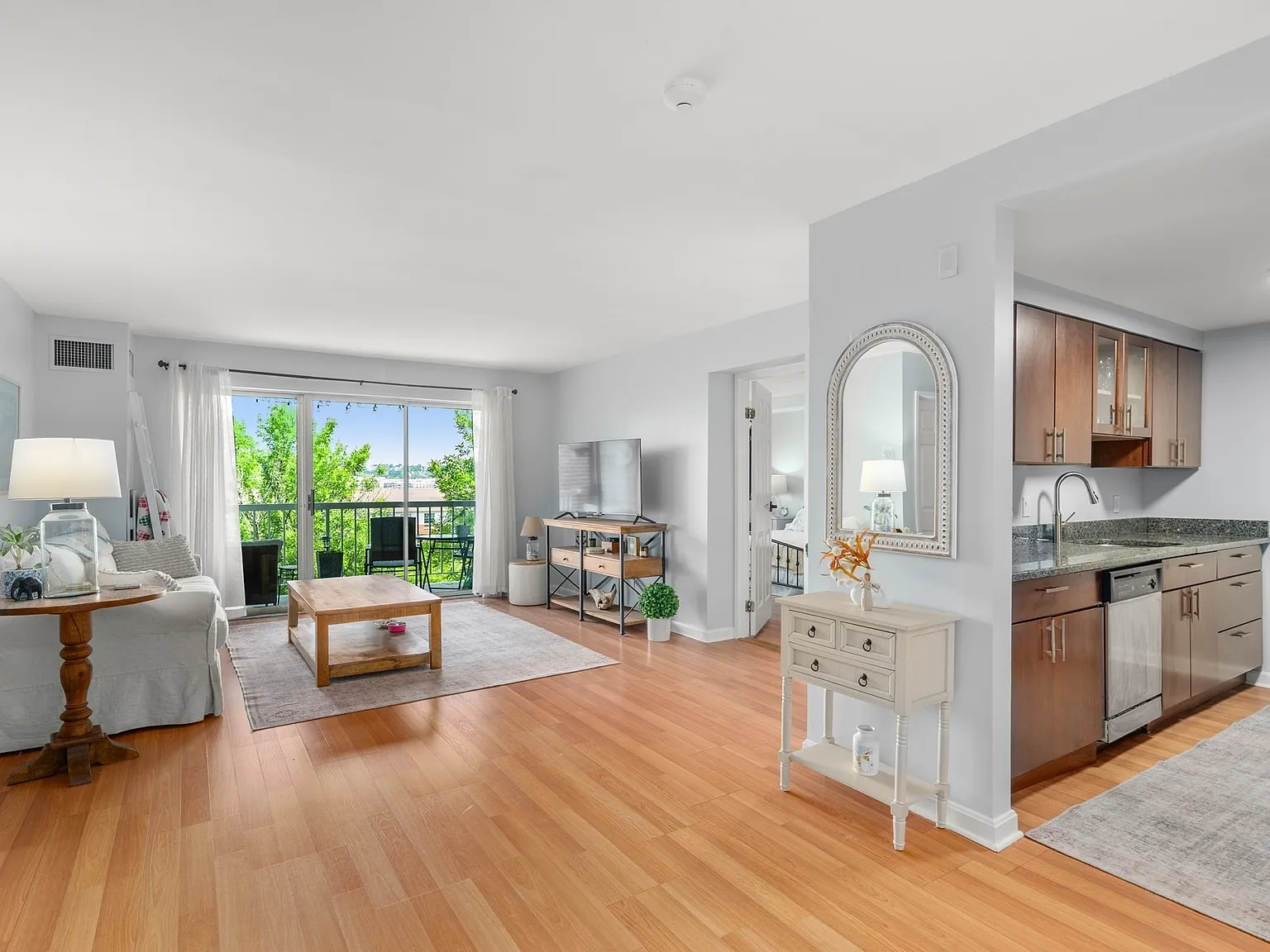 2 bed, 2.0 bath, 1090 sqft, $2,900 — Photo 2