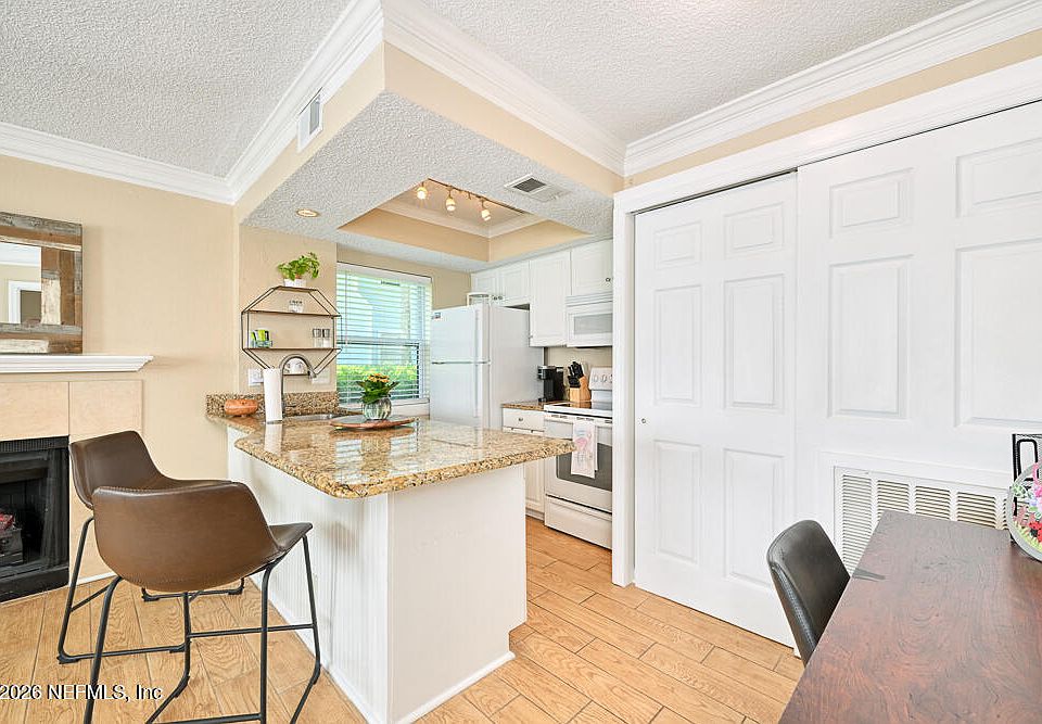 1st image of 100 FAIRWAY PARK Boulevard #207