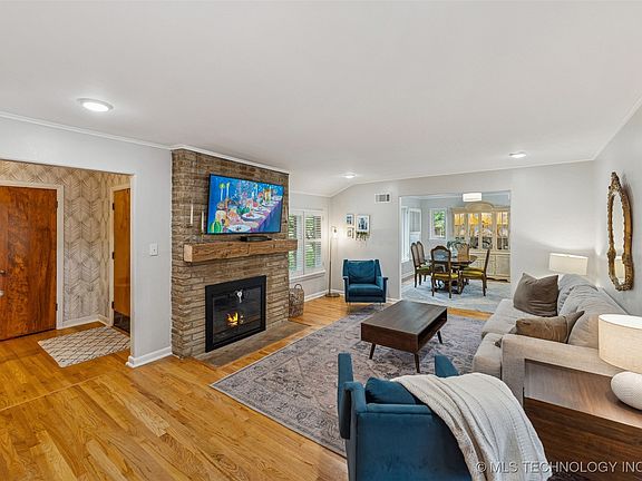 4th image of 2547 S College Ave