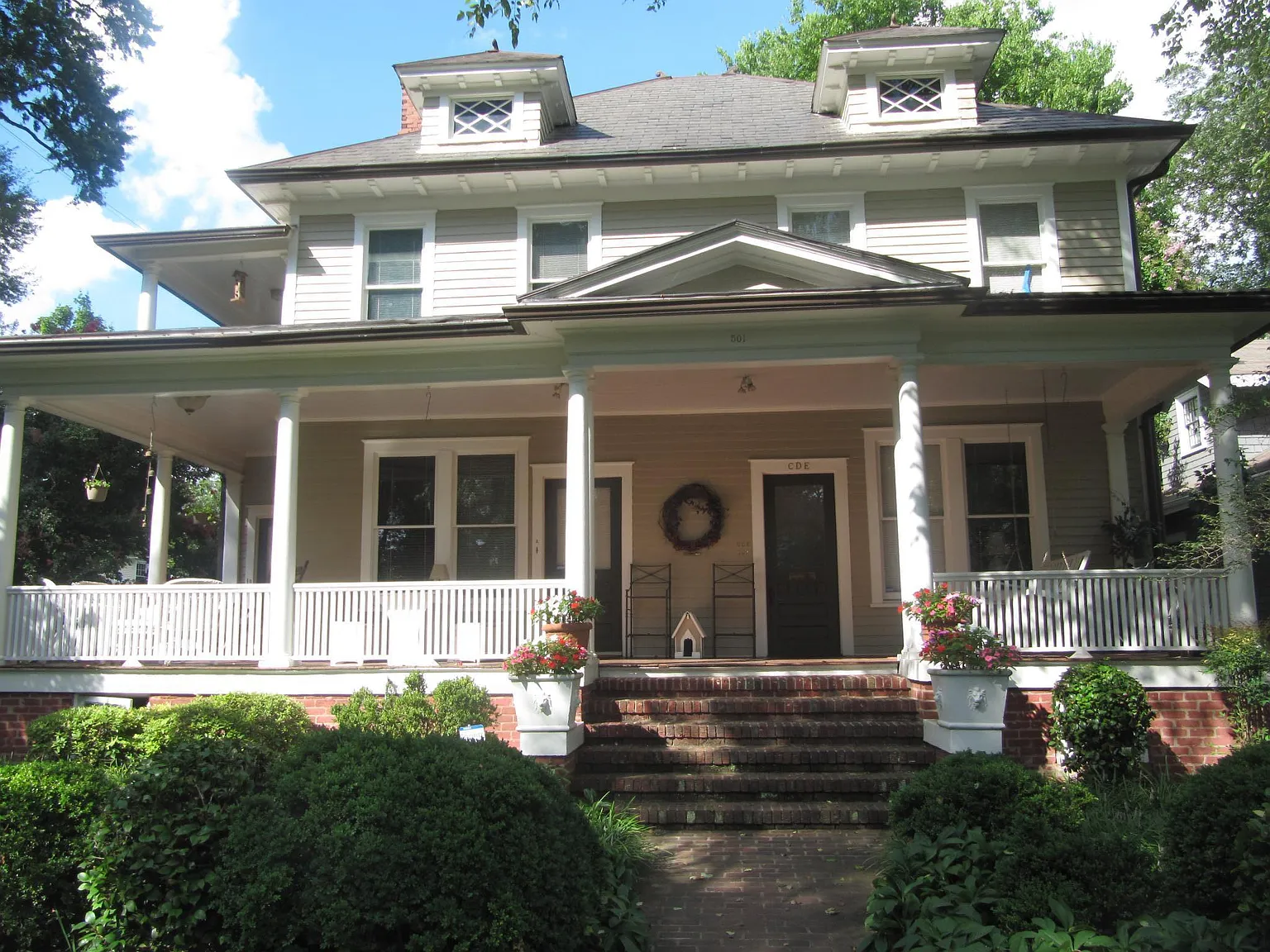 501 E Kingston Ave — Photo 2