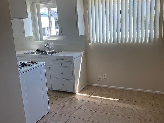 5th image of 14521 Margate St #9