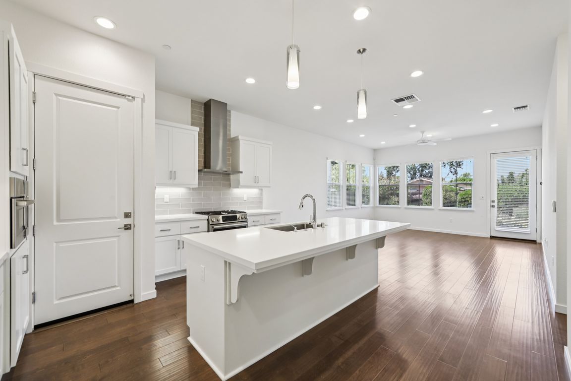 Linden Ln-S0507-011.jpg