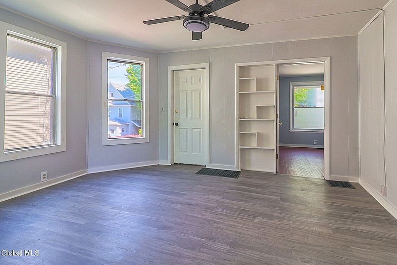 4th image of 22 Eagle Street