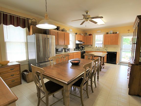 4th image of 1011 Hutchinson Ave