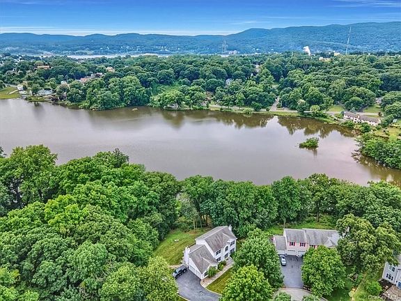 3rd image of 10 Valerie Ct