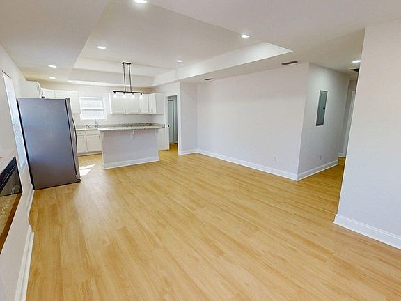 5th image of 110 Ely St