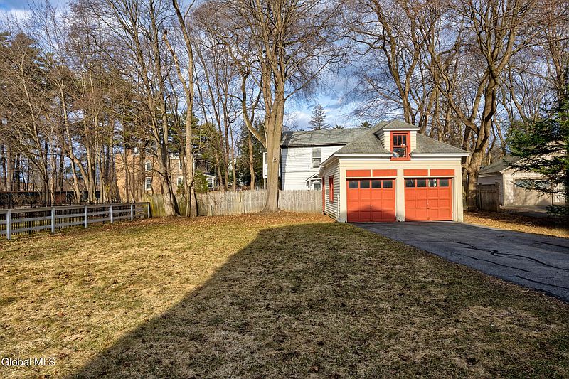5th image of 136 Nelson Avenue