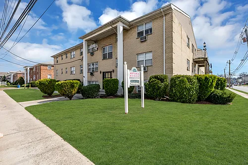 Astoria Manor Photo 1
