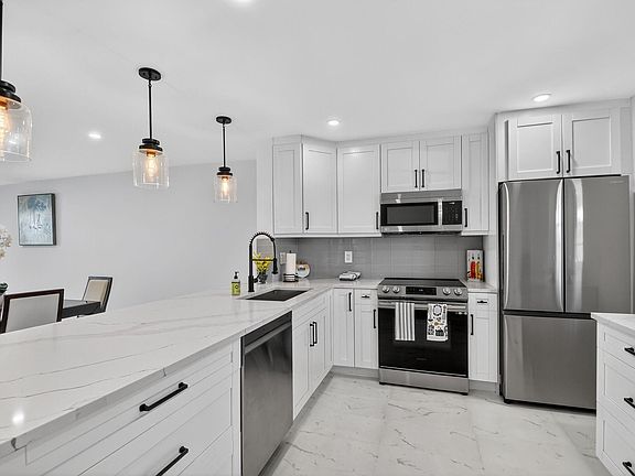 3rd image of 2300 NE 1st Lane #201