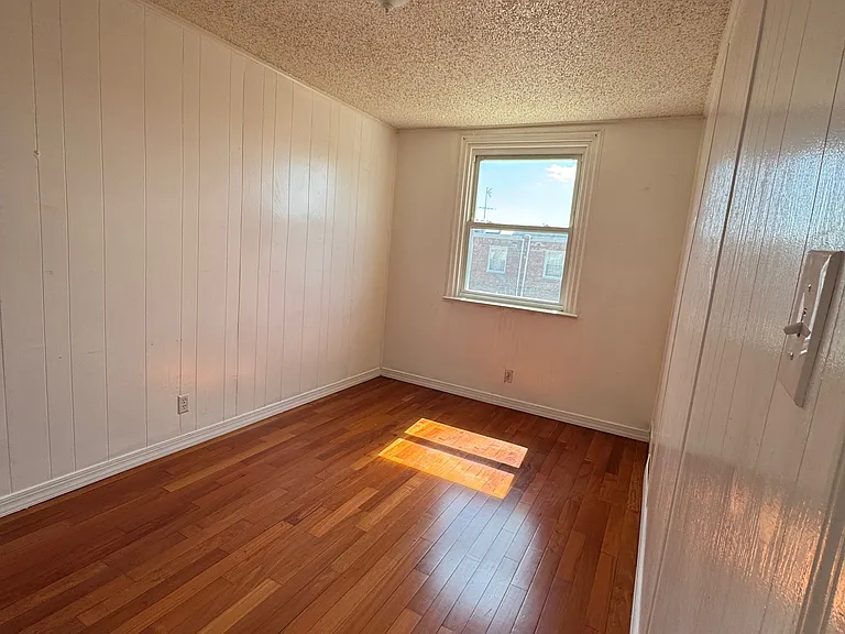 2212 Brighton St — Photo 2