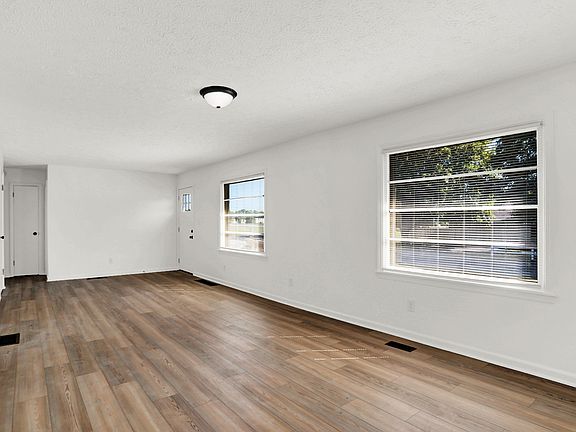 3rd image of 898 Glendale Dr