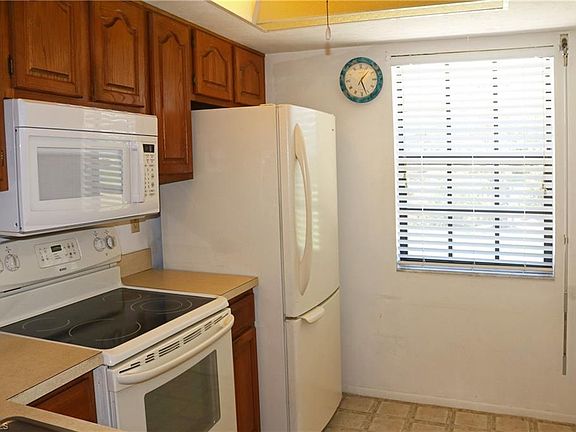 4th image of 1070 Pine Isle Ln #1070
