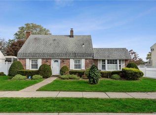 19 Rock Ln, Levittown, NY 11756