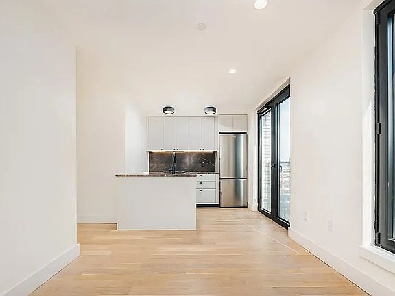 3rd image of 260 Gold St #902
