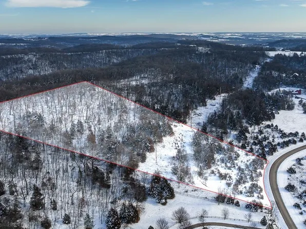 4 Winterwood Ln, Galena, IL 61036