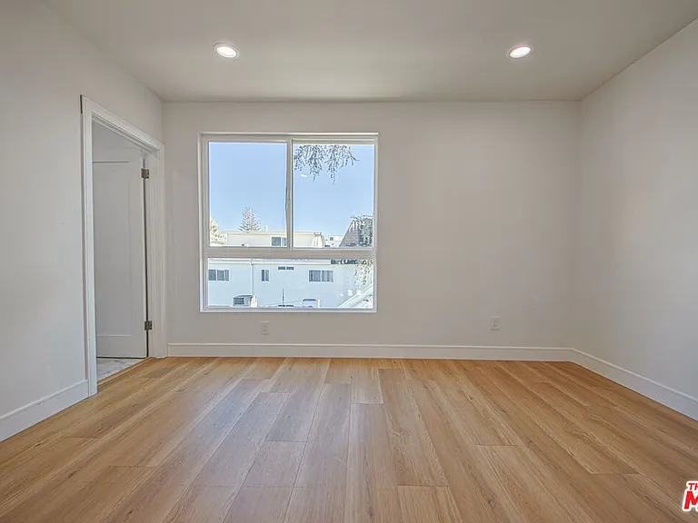 10801 Kling St — Photo 40