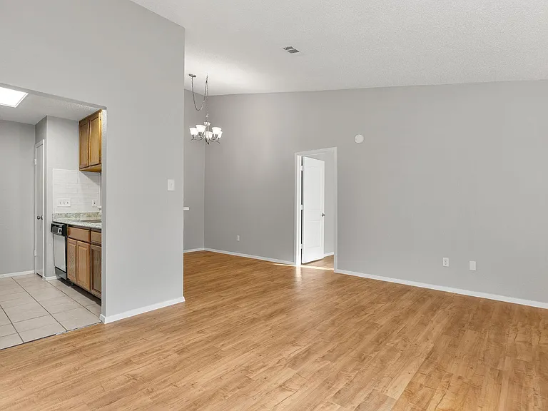 413 Country Aire Dr — Photo 4