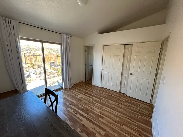 1272 Livingston Ave — Photo 9