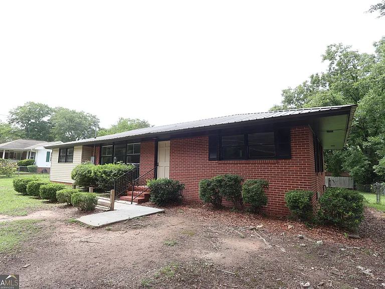 1465 Irwinton Rd — Photo 2