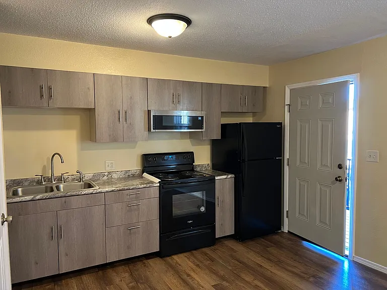 4 Village Dr #6 — Photo 4