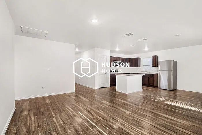 3 bed, 2.0 bath, 1298 sqft, $1,625 — Photo 3