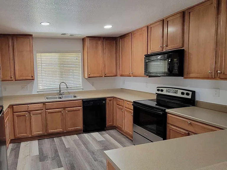 10442 Garland Dr — Photo 3
