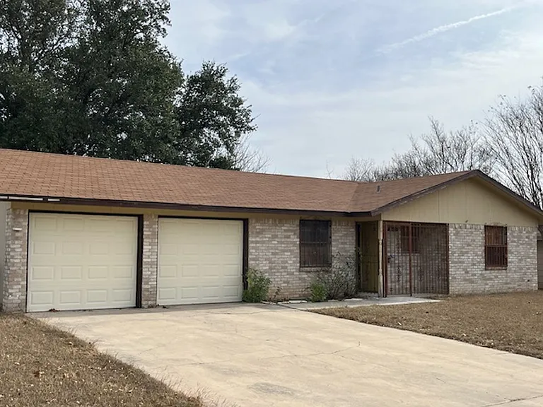 2402 Andover Dr — Photo 1