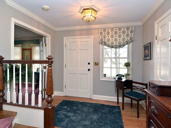 3rd image of 1014 E Clarendon St