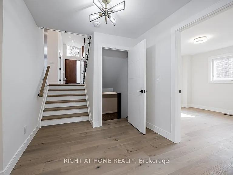 690 Hillman Cres — Photo 15