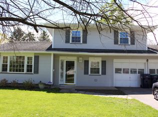 121 Medallion Dr, Rochester, NY 14626