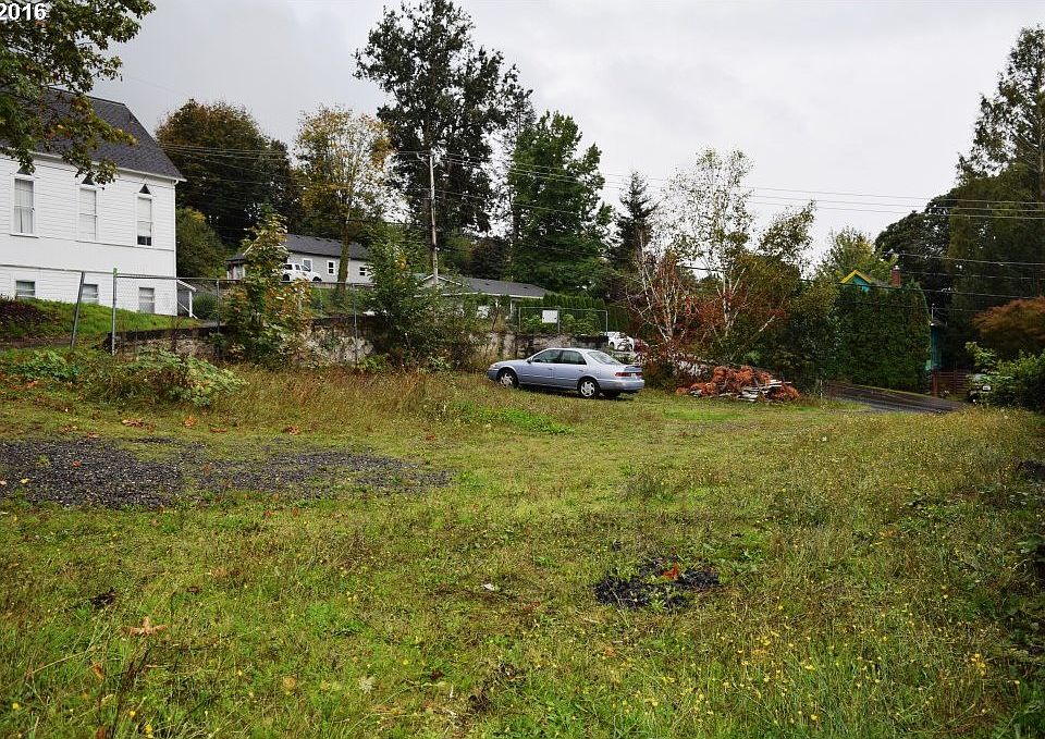 2nd image of 244 SE Harlow Ave