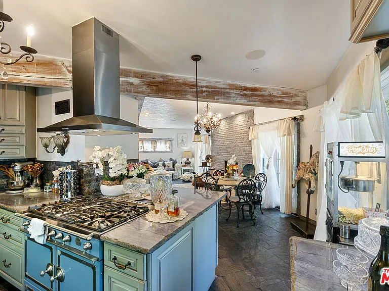 2851 Seabreeze Dr — Photo 21