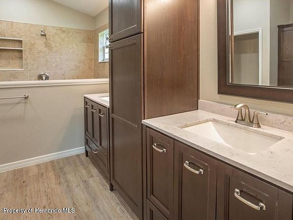 4th image of 9381 N Cavewood Ave