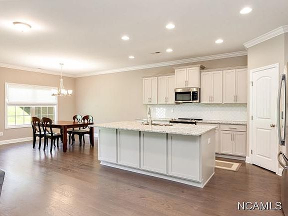 3rd image of 1466 NE Stonewater Dr