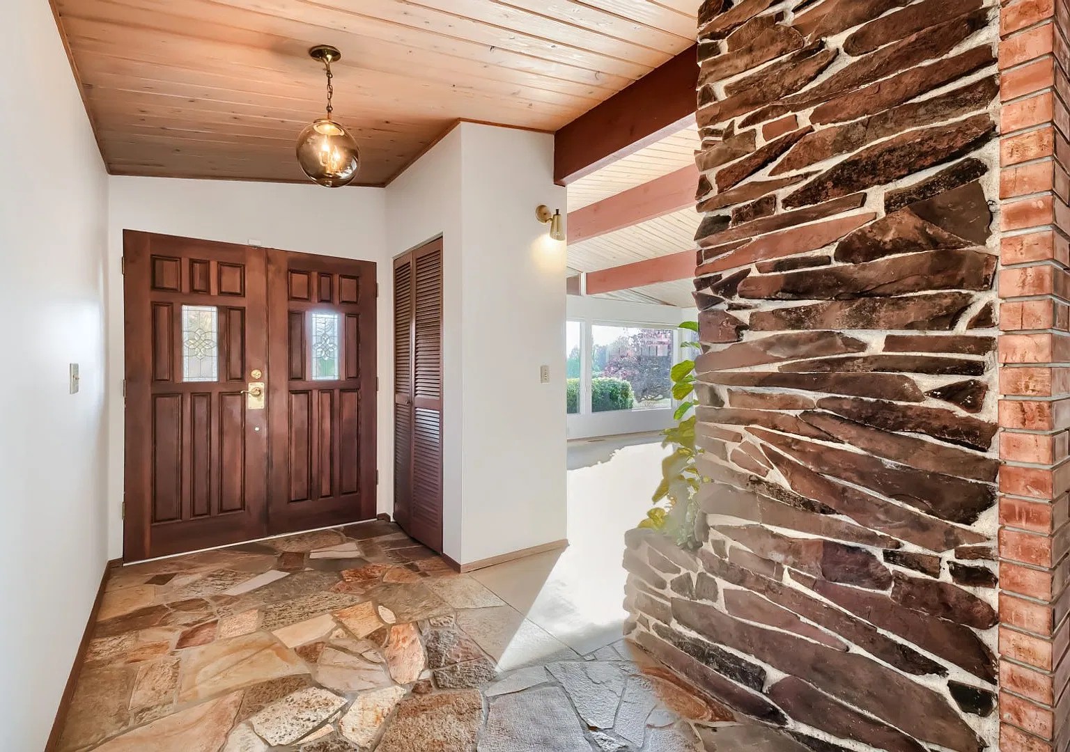 3Bd/1.75Ba Bellevue Home — Photo 3