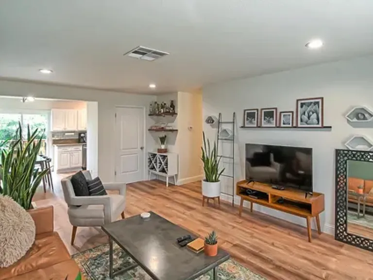 4510 Meadow Ln — Photo 2