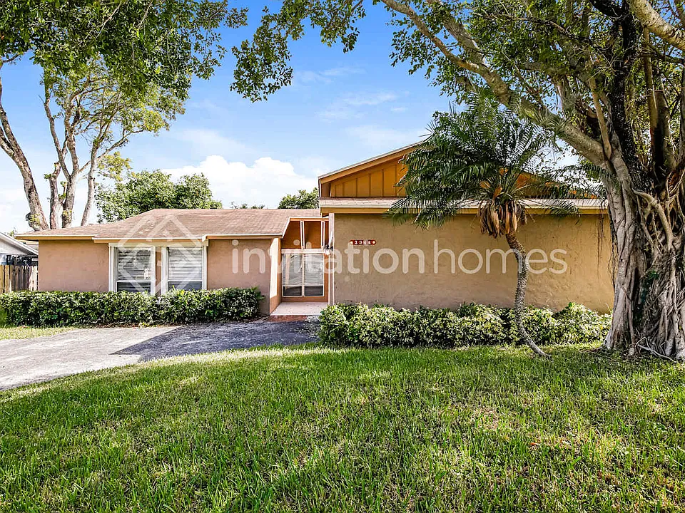 3944 NW 2nd Ct