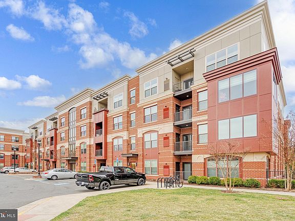 2nd image of 3989 Norton Pl Unit 201