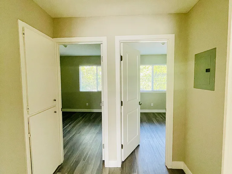 3x1 - 950 SQFT- Hallway