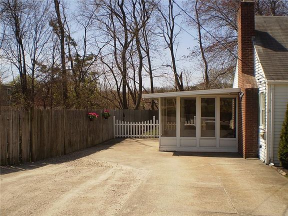 4th image of 54 Fordson Ave